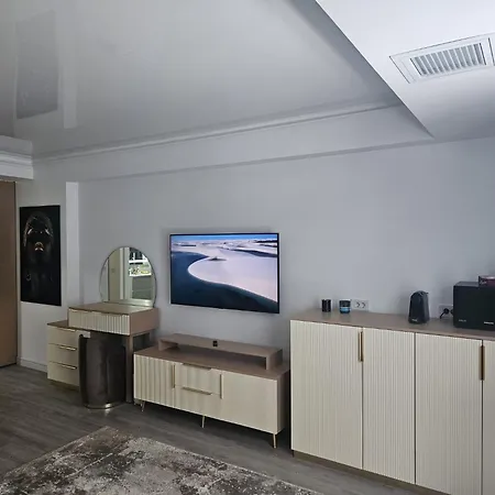 White Titanic Glamour By White Titanic *